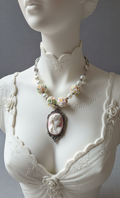 Collier perles fleuries et camée en résine – NACRELUNE NACRELUNE collier