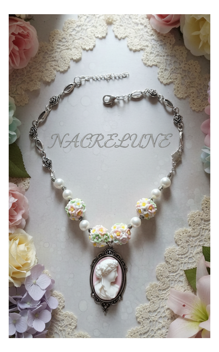 Collier perles fleuries et camée en résine – NACRELUNE NACRELUNE collier