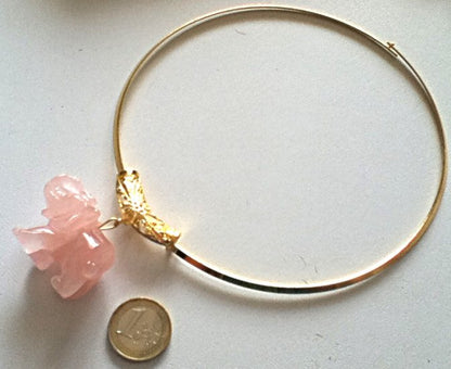 Collier doré fantaisie rigide avec éléphant quartz rose N269
