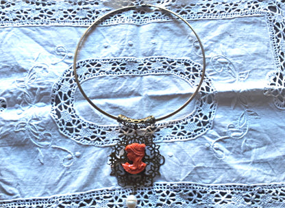Grand camée original reproduction corail avec perle sur collier rigide  N336T43