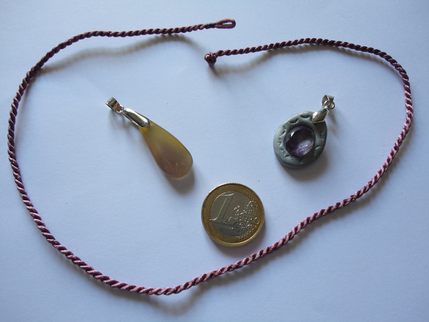 Un pendentif améthyste et un pendentif agathe (Violet)N352T46