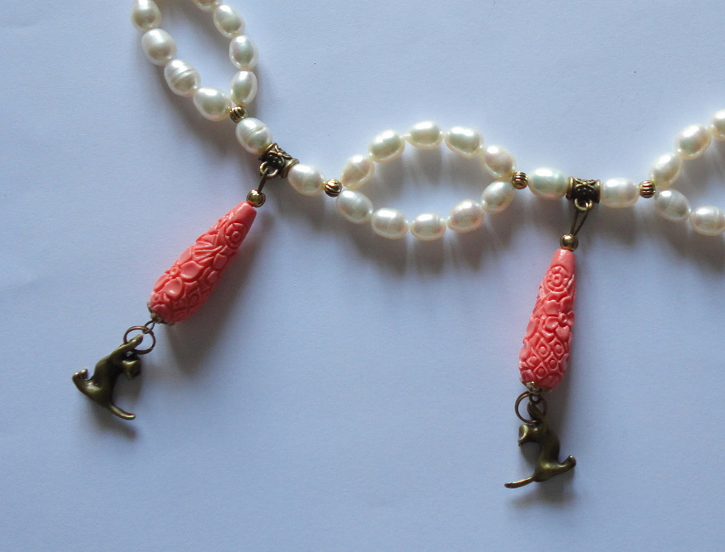 Collier en perles de culture avec pendentifs imitation corail N356T49