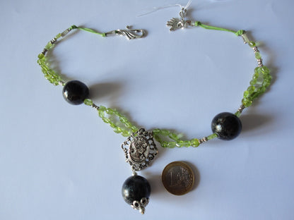 Black tourmaline and peridots necklace N361T45