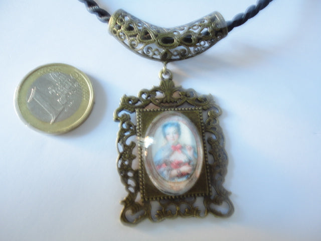 Small Versailles style cameo N394-47