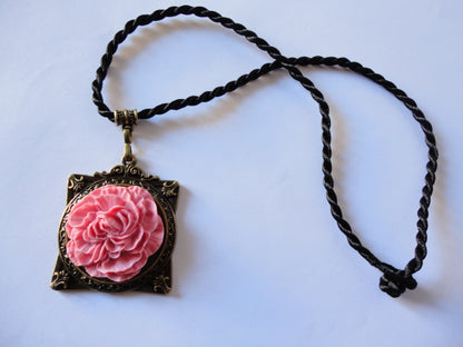 Frame pendant with pink flower)N416-45