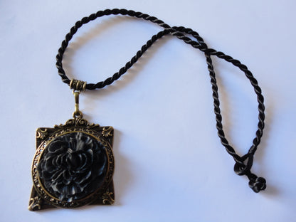 Frame pendant with flower (black)N417-45