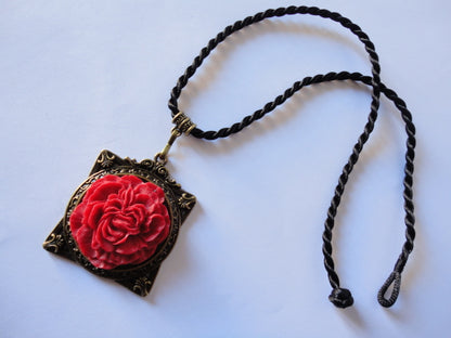 Frame pendant with flower Red)N418-45