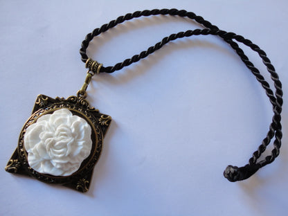 Frame pendant with flower (White)N419-45
