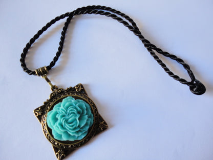 Frame pendant with turquoise flower)N420-45