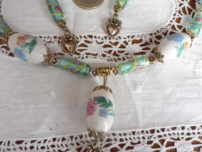 Complete set of millefleurs glass and decorated porcelain beads P182