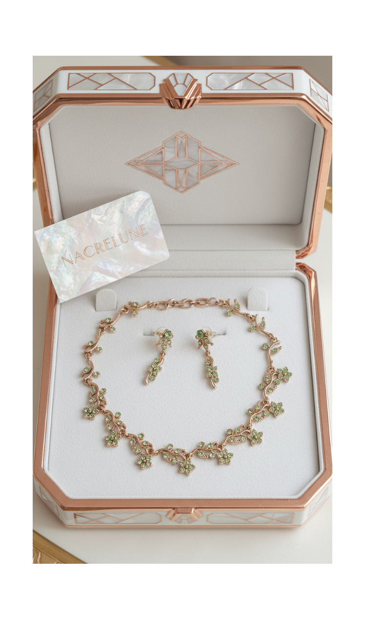 👑 Parure Vintage en Strass Vert Pâle | Collier et Boucles d'Oreilles | NACRELUNE nacrelune.com parure