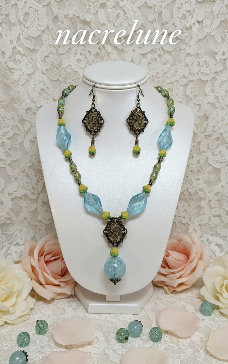 Parure en perles de verre bleue et jaune avec camée en métal