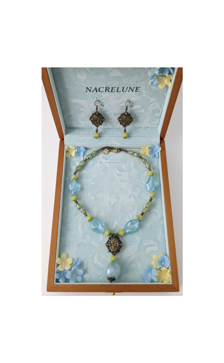 Parure en perles de verre bleue et jaune avec camée en métal