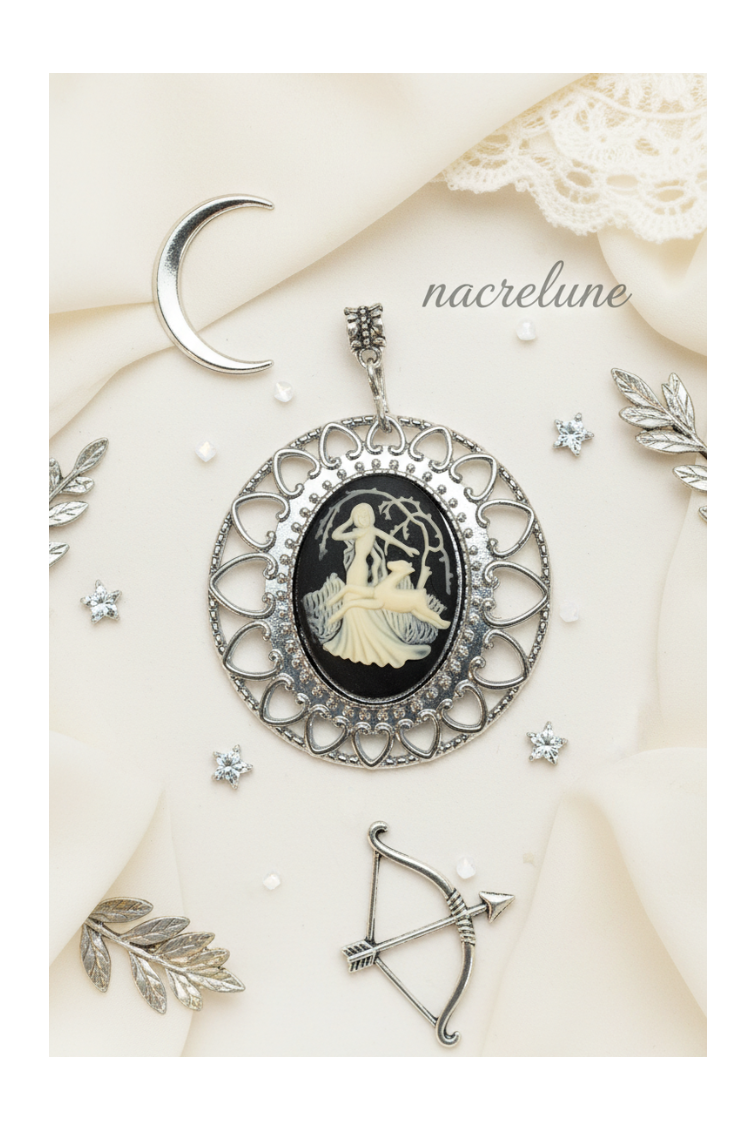 Pendentif festonné avec camée représentant une scène de chasse antique