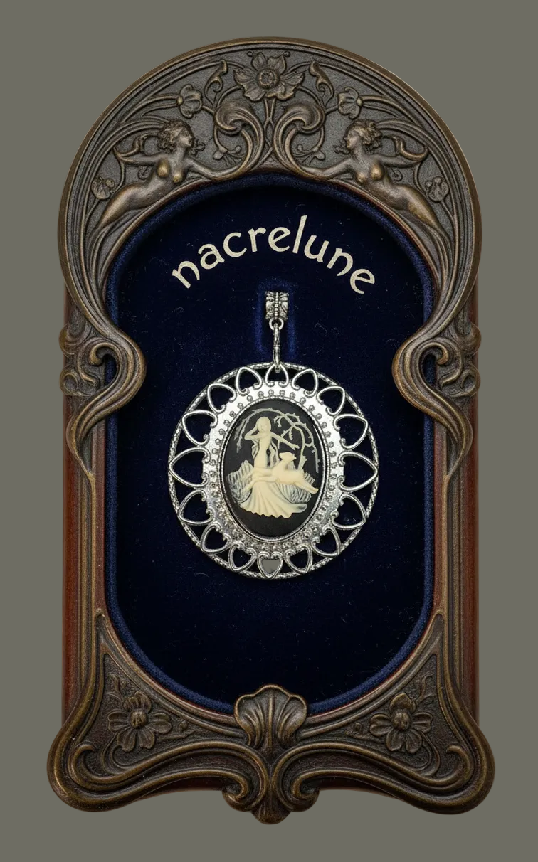 Pendentif festonné avec camée représentant une scène de chasse antique