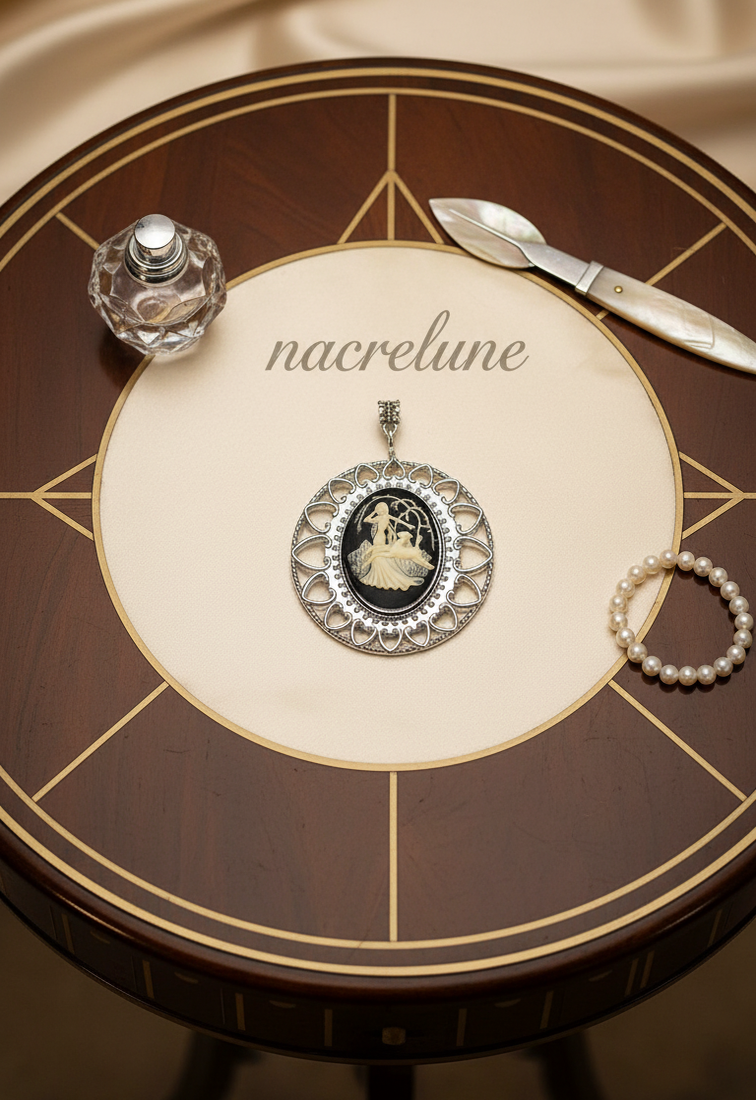 Pendentif festonné avec camée représentant une scène de chasse antique