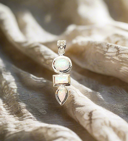Pendentif en argent avec opale de synthèse