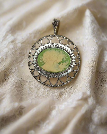 Grand pendentif camée en résine imitant le style ancien