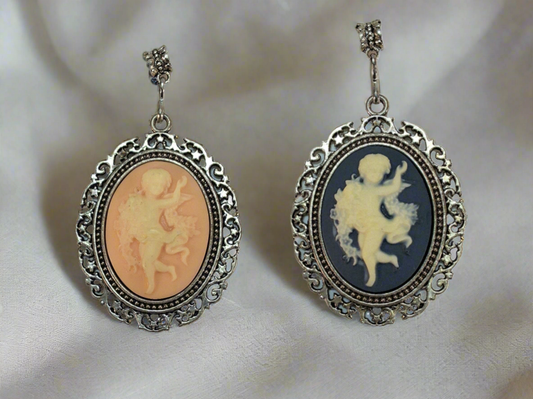 Grand pendentif camée en résine avec ange