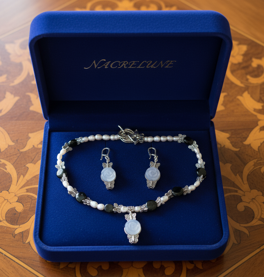 parure en perles d'obsidienne et fleurs sculptées en oeil de chat avec perles de culture Bleu nacrelune.com parure