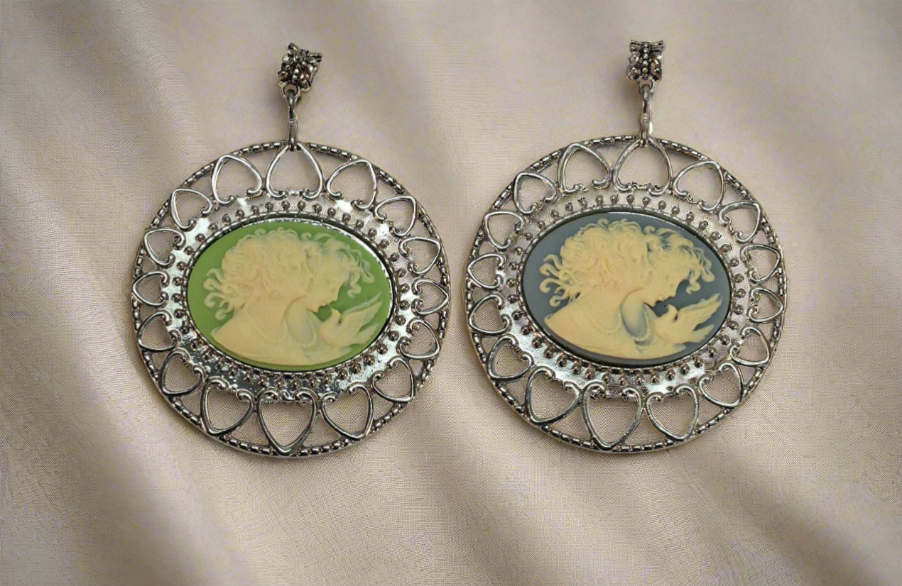 Grand pendentif camée en résine imitant le style ancien