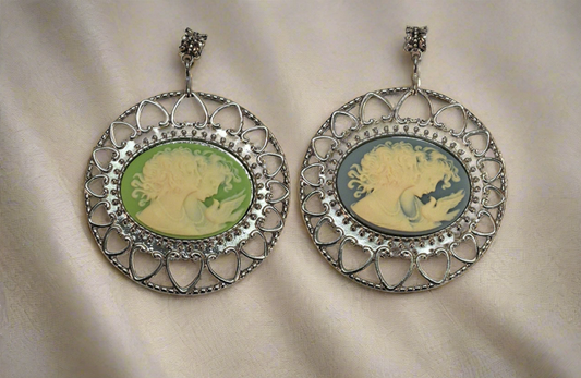 Grand pendentif camée en résine imitant le style ancien