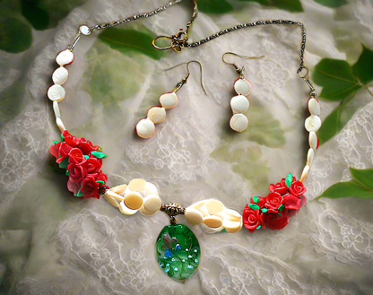 parure en perles pastilles de nacre, petites roses  rouges en fimo et pendentif verre décoré