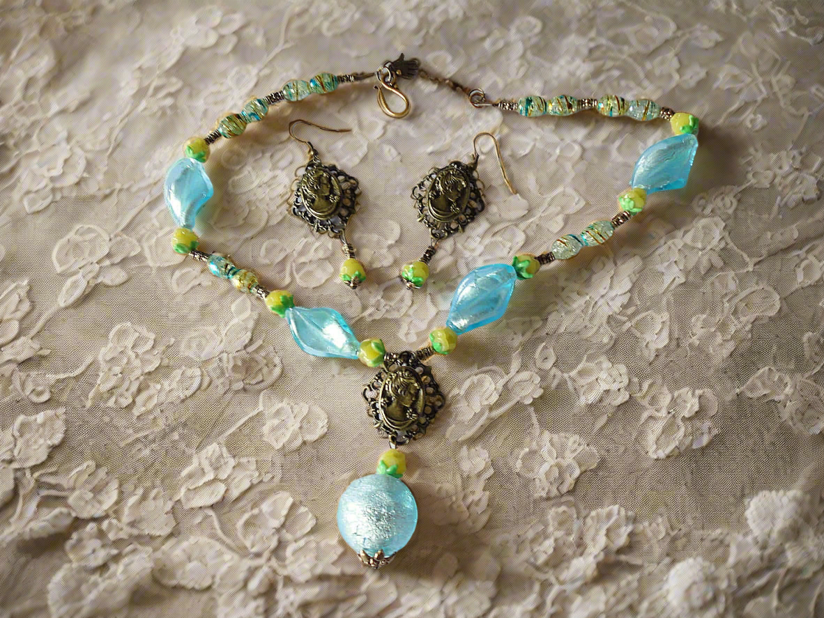 Parure en perles de verre bleue et jaune avec camée en métal