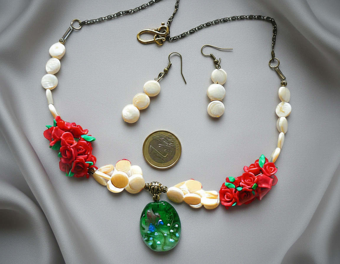 parure en perles pastilles de nacre, petites roses rouges en fimo et grande perle en verre décoré NACRELUNE parure