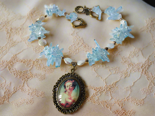 Collier en aigue-marines véritables et grand camée