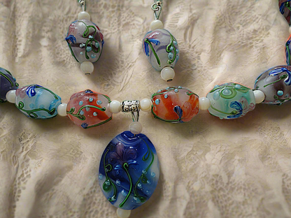 Parure en perles de verre décorées