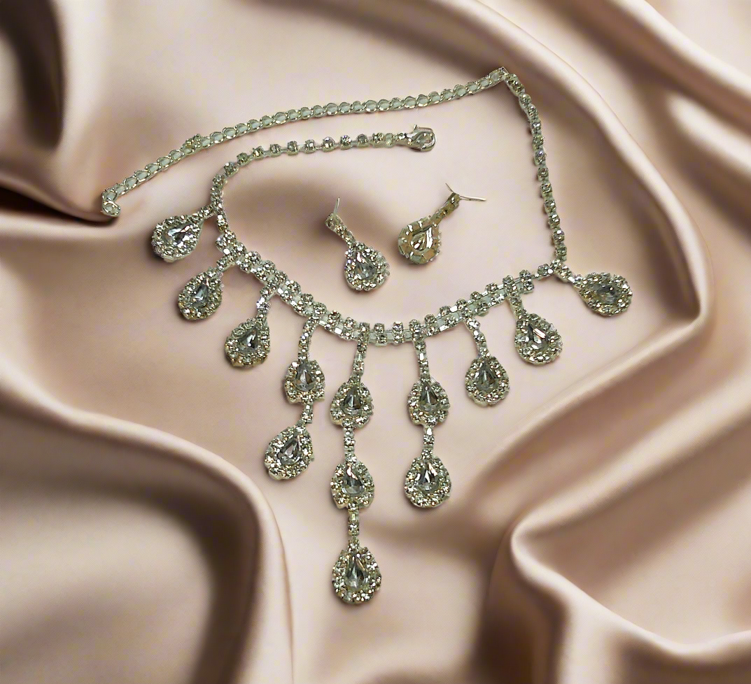 Parure en strass avec pendeloques