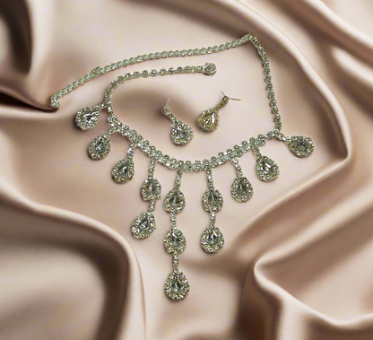 Parure en strass avec pendeloques