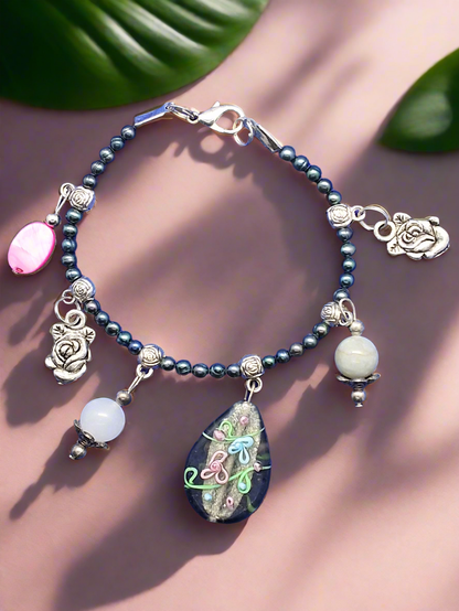 Pulsera de perlas finas con charms de cuarzo, nácar rosa y cuentas de vidrio PRB12