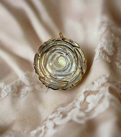 pendentif gris et or avec fleur en nacre