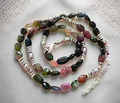 Parure en perles de tourmalines polies de différentes couleurs nacrelune.com parure
