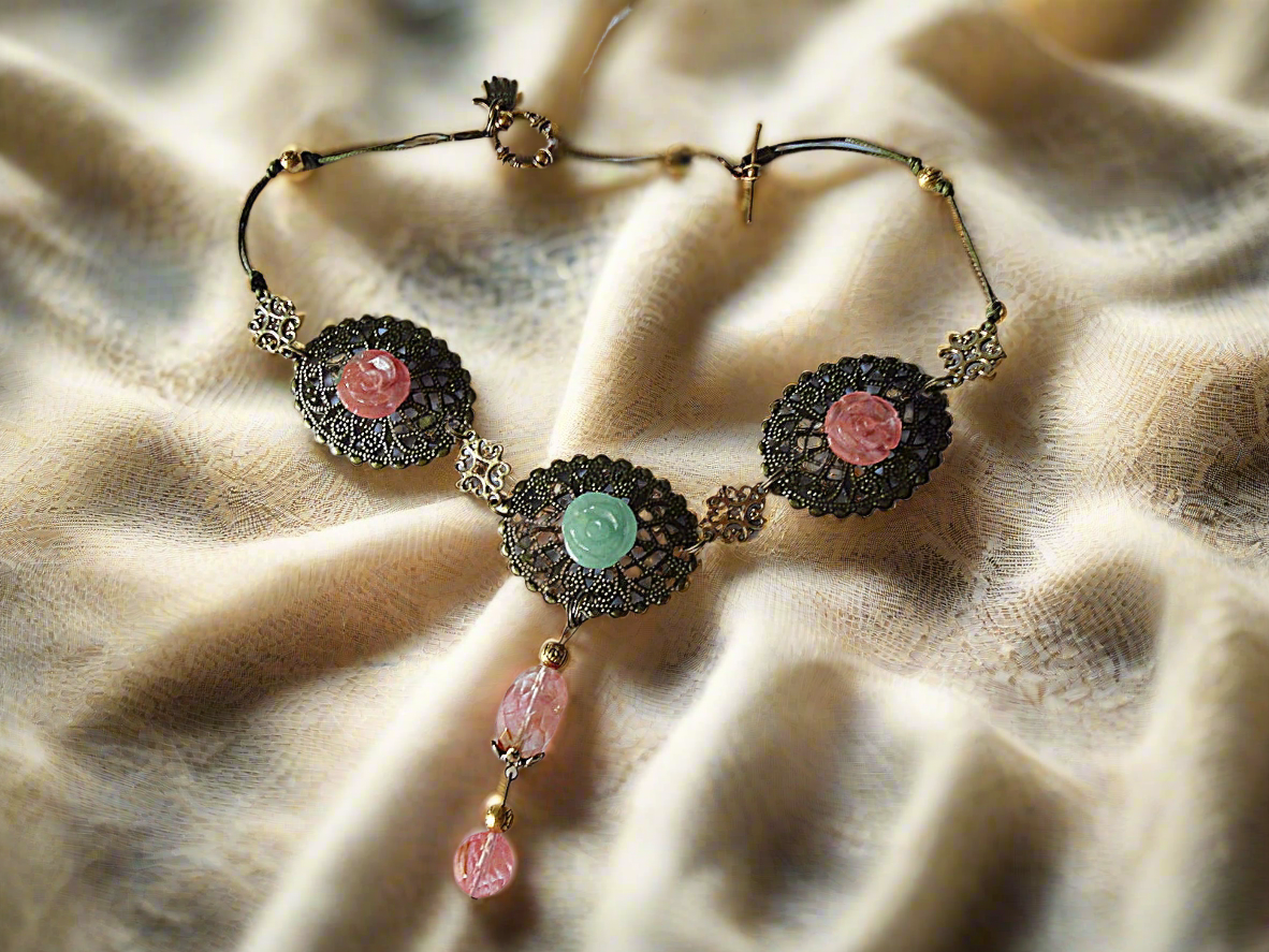 Collier en métal avec fleurs en aventurine sculptées et quartz rouges