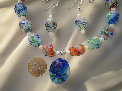 Parure en perles de verre décorées