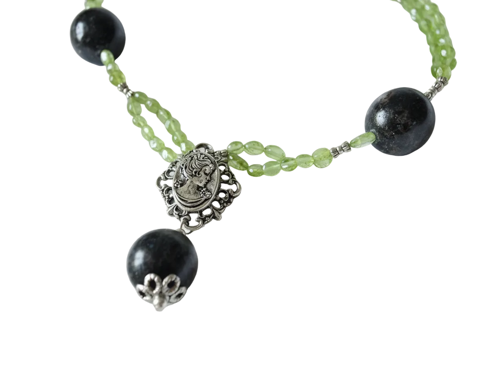 Collier en perlles de tourmalines noires et peridots véritables nacrelune.com collier