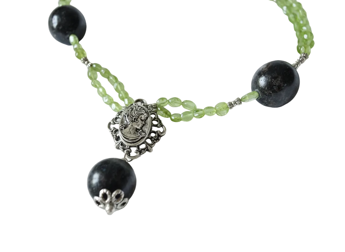 Collier en perlles de tourmalines noires et peridots véritables nacrelune.com collier