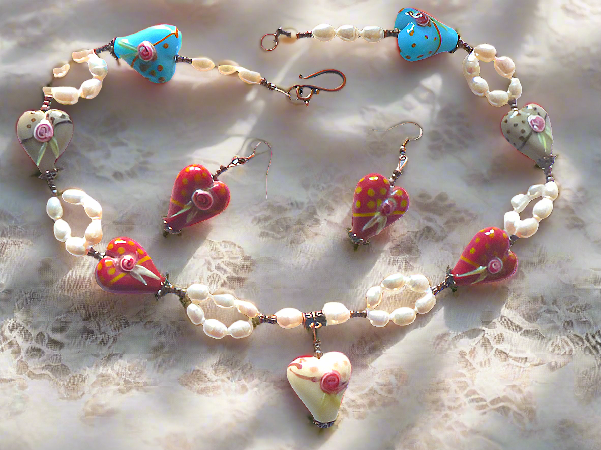 parure en perles de culture et coeurs en verre décoré