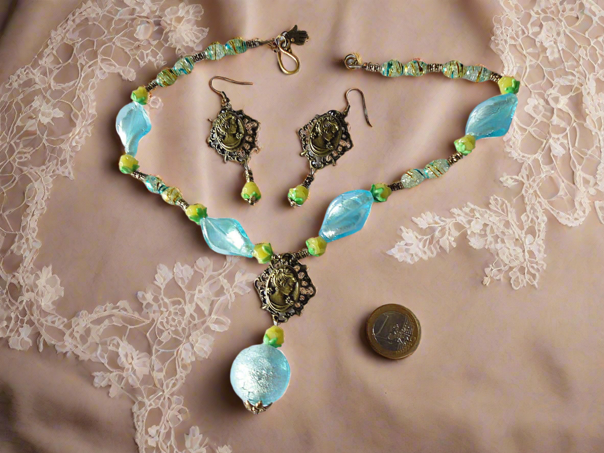 Parure en perles de verre bleue et jaune avec camée en métal