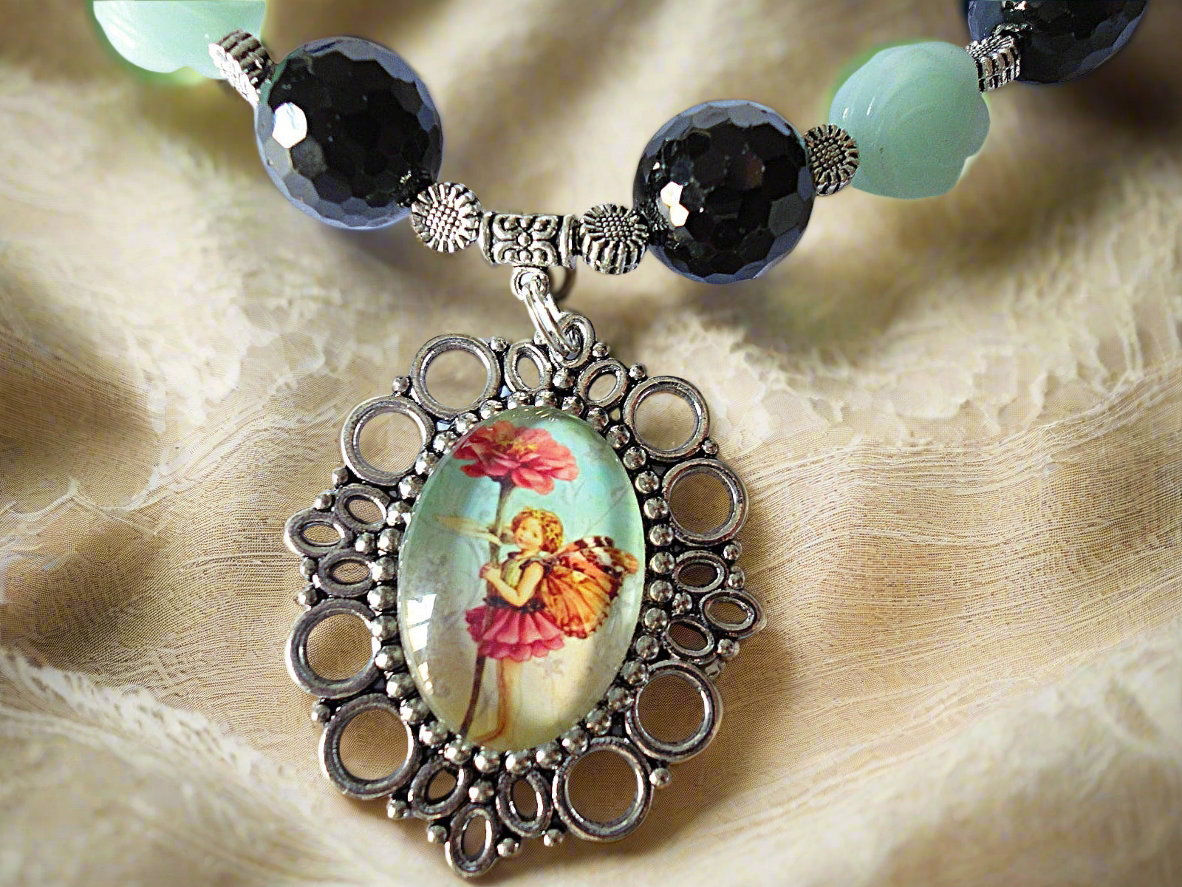 Collier en perles d'aigue marines et tourmalines véritables avec camée petite fée des fleurs