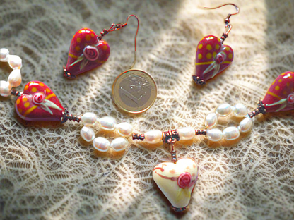 parure en perles de culture et coeurs en verre décoré