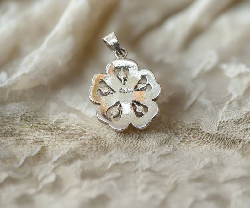 Pendentif en argent 925 et marcassites en forme de fleur NACRELUNE pendentif