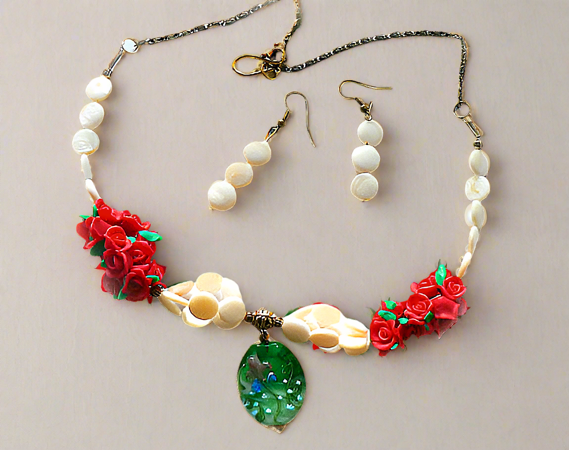 parure en perles pastilles de nacre, petites roses  rouges en fimo et pendentif verre décoré