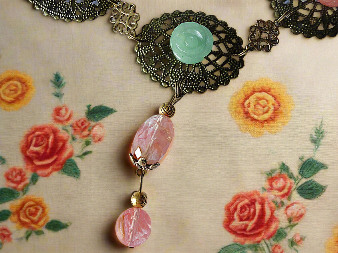 Collier en métal avec fleurs en aventurine sculptées et quartz rouges détail