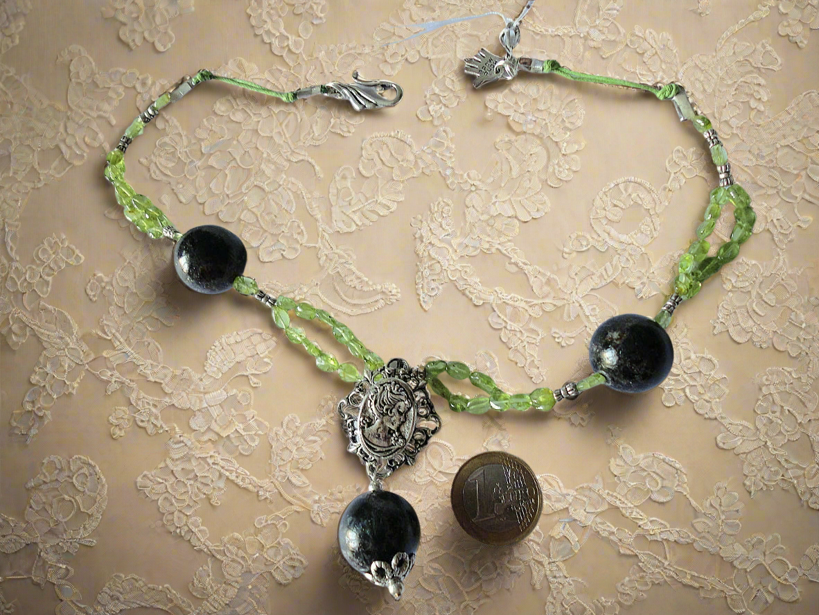 Collier en perlles de tourmalines noires et peridots véritables