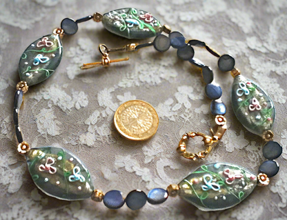 Collier pastilles nacre bleu et gdes perles verre peintes main
