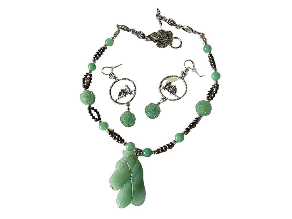Parure en perles d' aventurine véritables sculptées en forme de fleurs et cheval nacrelune.com parure
